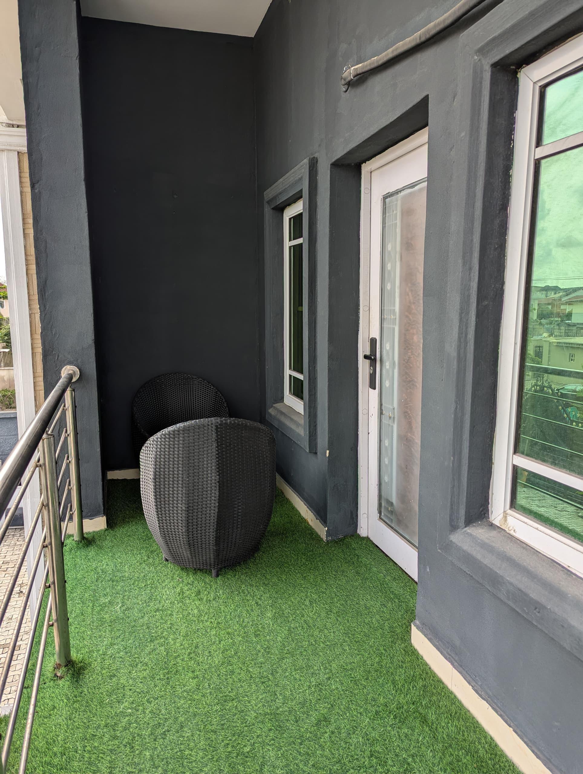 OLIVINE: Cozy 1 bedroom unit with balcony